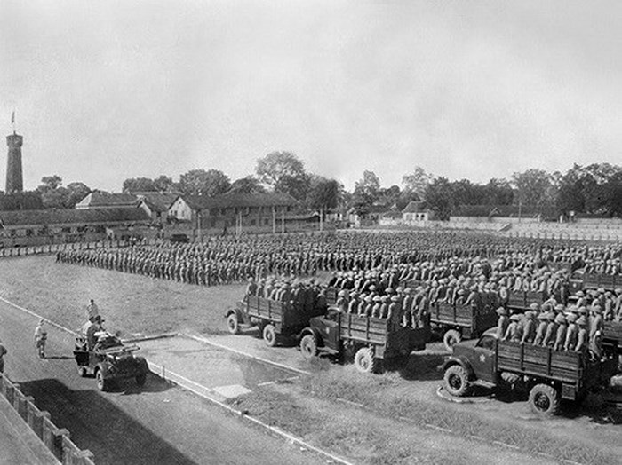 Toàn cảnh lễ Chào cờ tại Cột cờ Hà Nội trong ngày 10-10-1954